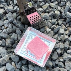 Zilverkleurig vierkant schaaltje met rasp en lilly geurblokje.